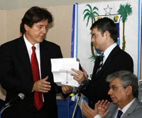 Ismael entrega documento ao presidente da Assembléia Legislativa